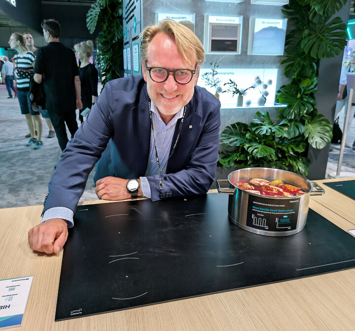 Bjørn Mangset med Hisenses nye platetopp med ripebestandig og matt glass fra EuroKera. Foto: Stian Sønsteng