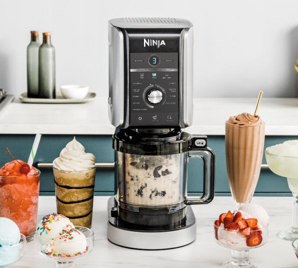 Ninja Creami Deluxe ble både «Årets julegave 2025» og «Årets kjøkkenprodukt 2024/2025». Iskremmaskinen har ti programmer og 2,1 liter kapasitet. Ingrediensene blandes i en bolle, som settes i fryseren. Fagjuryen legger vekt på at man har full kontroll på innholdet. Pris: 3.200,-