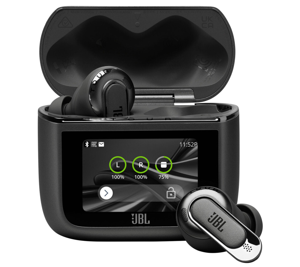 JBL Tour Pro 3 er «Årets hodetelefon 2024/2025». Øreproppenes 11 mm dual-drivere skal gi klar forvrengningsfri hifi-lyd med dyp bass. Fagjuryen vektlegger det forbedrede smartladeetuiet. Med støtte for Auracast kan man også dele musikken med andre enheter. Pris: 3.500,-