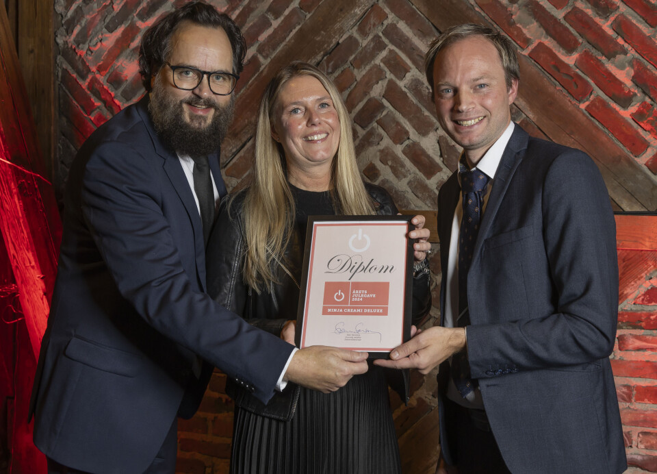 Stian Sønsteng (Elektronikkbransjen, f. v.), Christina Hovde Olsen og Anders Austad i SharkNinja. Foto: Tore Skaar