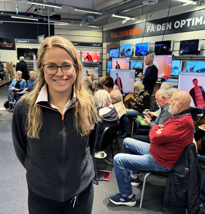 Varehussjef Sara Balkerud ved Power Ski ønsket velkommen til seniorkurs. Foto: Silje Ensrud/Power
