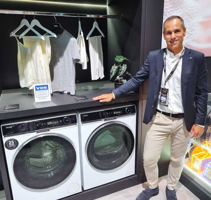 Davide Pavanati med Haiers nye vaskemaskin med XXL-trommel. Foto: Jan Røsholm
