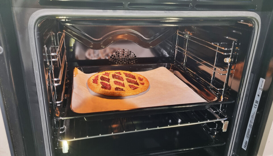 Det som faktisk er i Bionicook-ovnen (t. v.), vises på skjermen på stekeovnsdøren, via kameraet i ovnen. Foto: Jan Røsholm