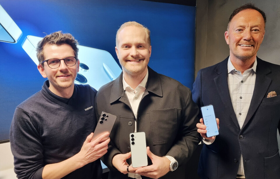 Petter Worum Daling (t. v.), Stian Wensås og Even Amdal med Samsung Galaxy S25. Foto: Jan Røsholm