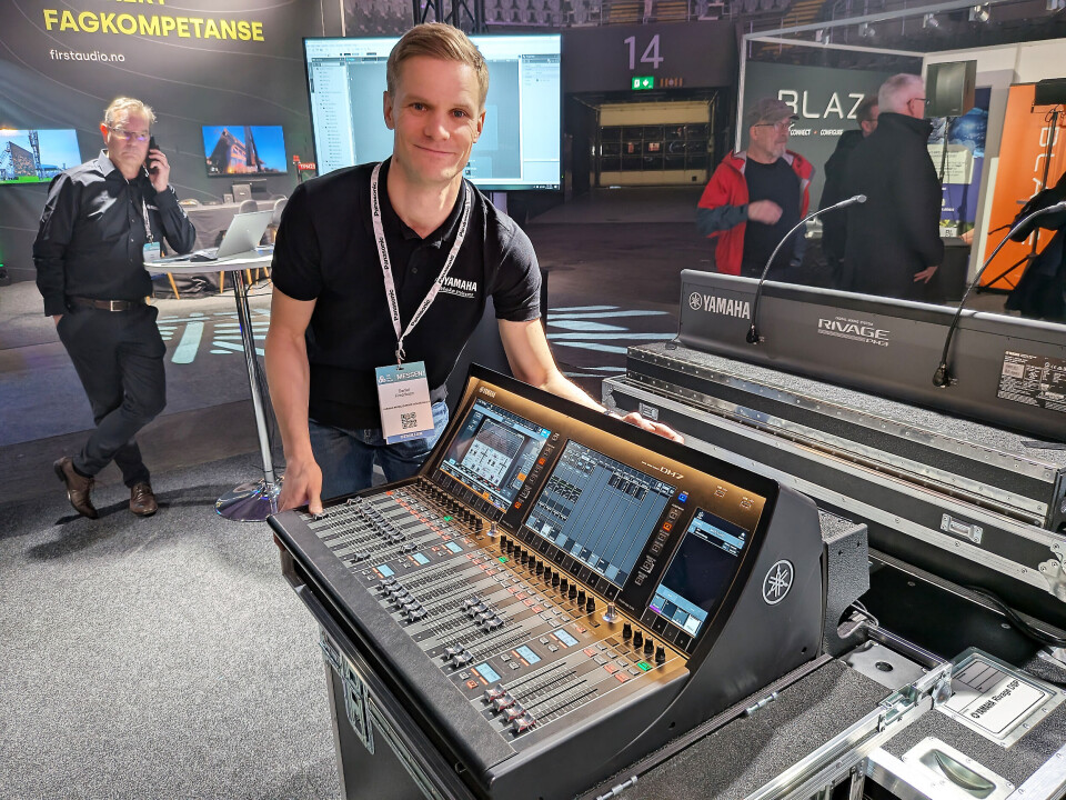 Daniel Fredrikson med den kompakte miksepulten DM7. Foto: Stian Sønsteng