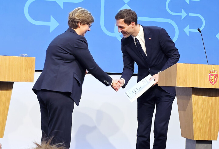 Brita Bye (t. v.) overleverer rapporten til miljøvernminister Andreas Bjelland Eriksen. Foto: Jan Røsholm