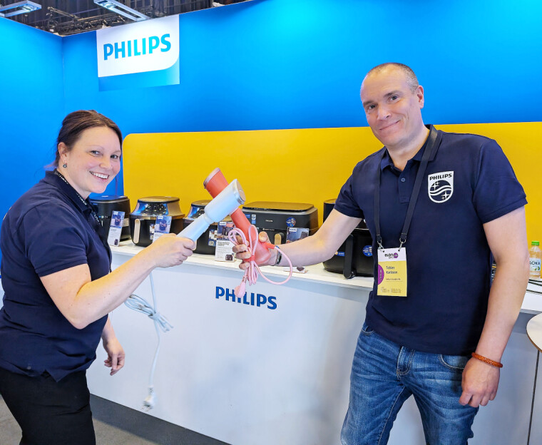 Heidi Saarikoski og Tobias Karlsson i Versuni viser Philips' håndholdte steamere i 5000-serien. Foto: Stian Sønsteng