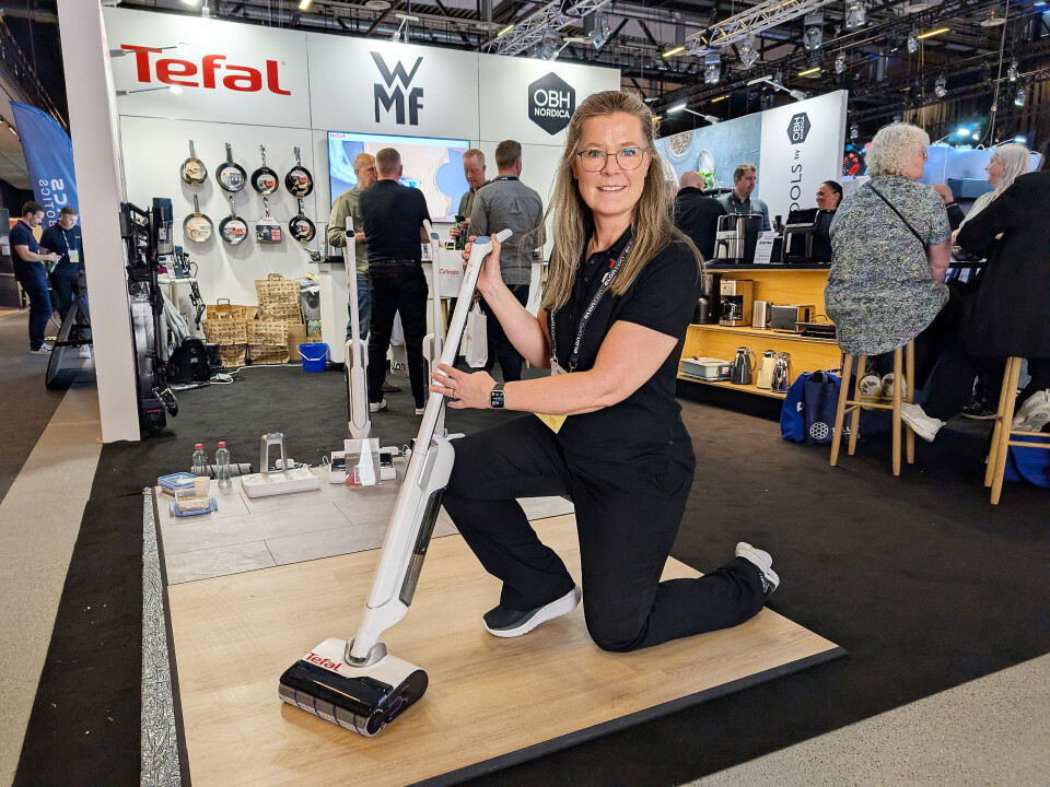 Linda Westermark med Tefal X-Clean 10. Foto: Stian Sønsteng