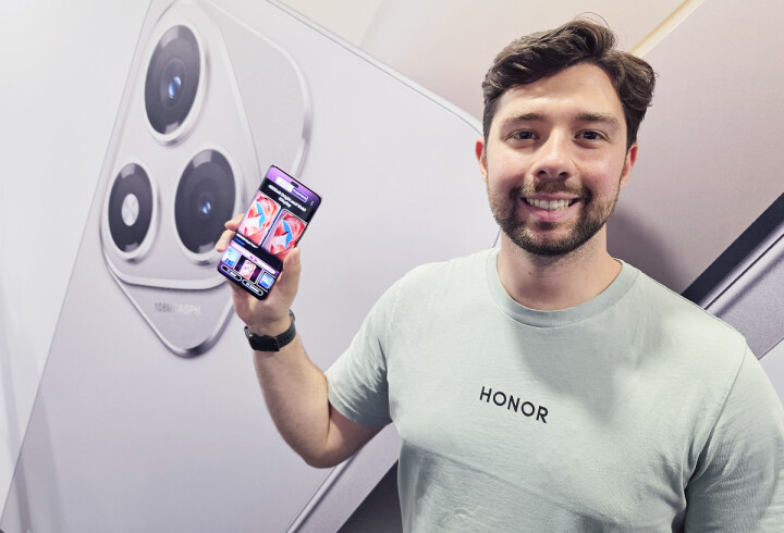 Dino Omanovic med Honor Magic 7. Foto: Jan Røsholm