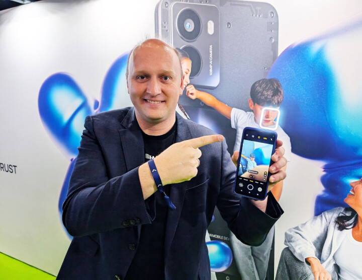 Claus Dahl viser HMD Fusion X1 med selfiedeksel. Foto: Stian Sønsteng