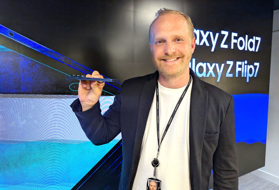 Stian Wensås i Samsung med Galaxy Z Fold7; 8,9 mm tykk når den er lukket. Foto: Stian Sønsteng