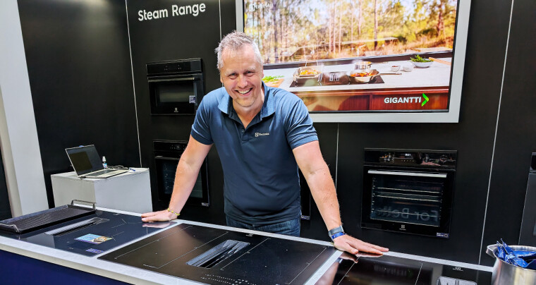 TOPP MED SAFIRGLASS OG VIFTE