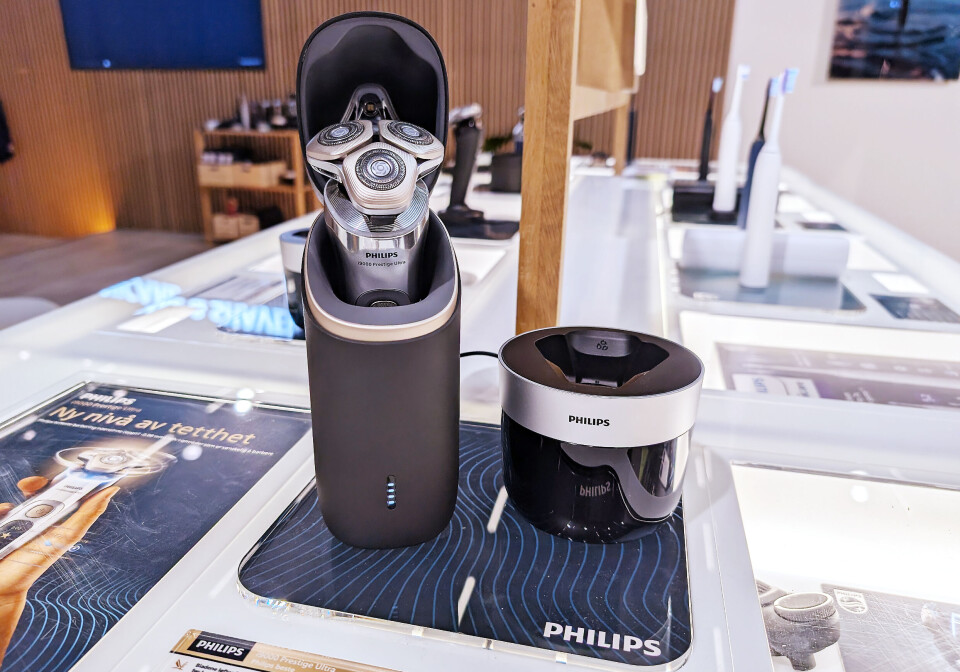 Philips i9000 Prestige Ultra og den medfølgende rensestasjonen. Foto: Stian Sønsteng