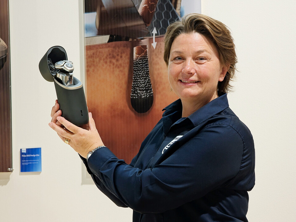 Katja Rauhe Brix med Philips i9000 Prestige Ultra, som barberer 0,08 millimeter under hudnivå. Foto: Stian Sønsteng