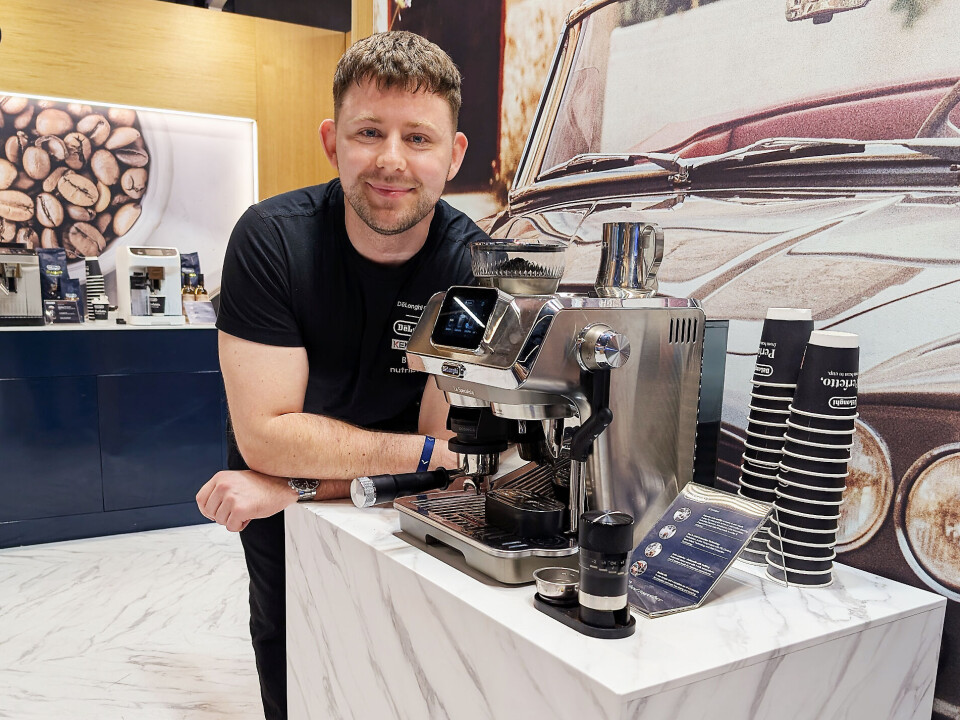 Isak Föjerstam med De'Longhi La Specialista Touch. Foto: Stian Sønsteng
