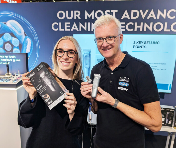 Saga Häger og Bjørn Ørn Gustafson i Procter & Gamble med Braun Series 7 Body Groomer. Foto: Stian Sønsteng