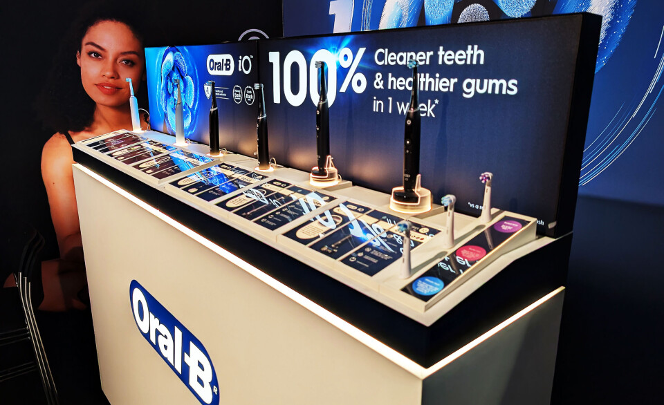 Procter & Gamble viser sine elektriske tannbørster, inkludert nye Oral-B iO2. Foto: Stian Sønsteng
