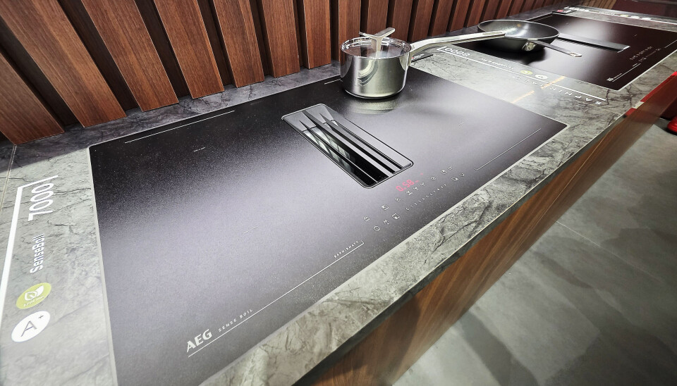 Nå kommer også platetopper med safirglass og integrert ventilator. Foto: Jan Røsholm