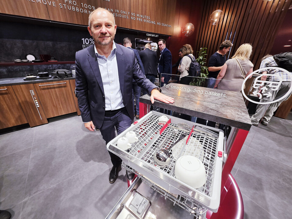 Hans Erik Standal viser frem en helt ny serie med oppvaskmaskiner. Foto: Jan Røsholm