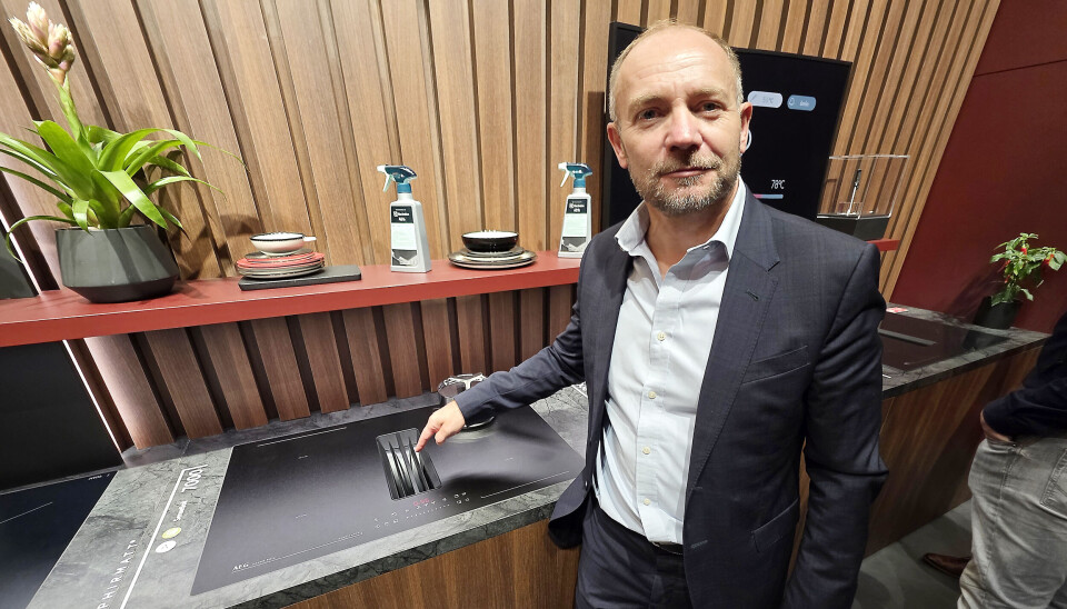 Hans Erik Standal viser frem de nye platetoppene med safirglass og integrert ventilator. Foto: Jan Røsholm