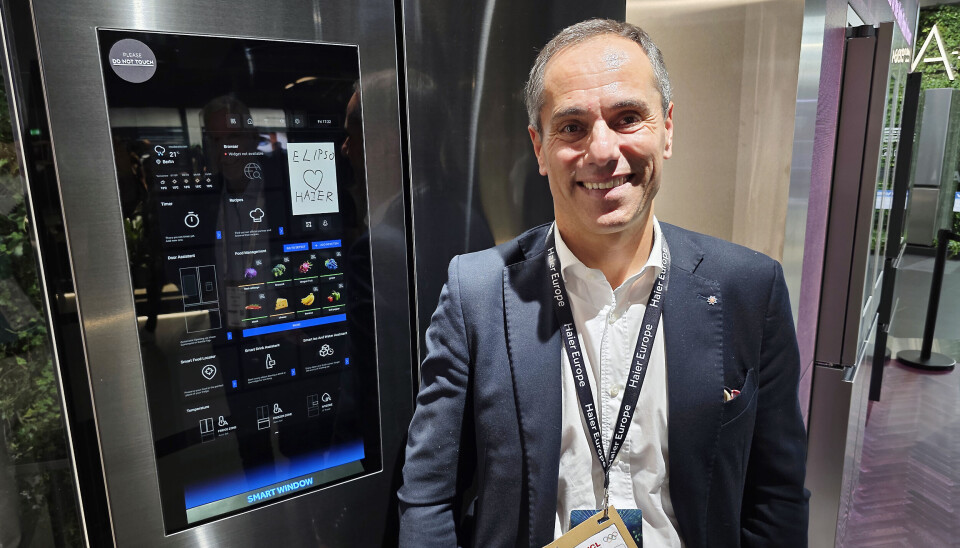 Davide Pavanati står foran det nye kjøleskapet med bredde 90 centimeter. Foto: Jan Røsholm